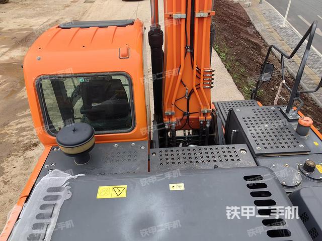 駕駛室頂部(整機(jī)外觀) 駕駛室頂部(整機(jī)外觀)