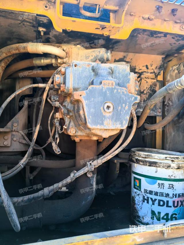 液壓泵艙室正面整體（整機外觀）