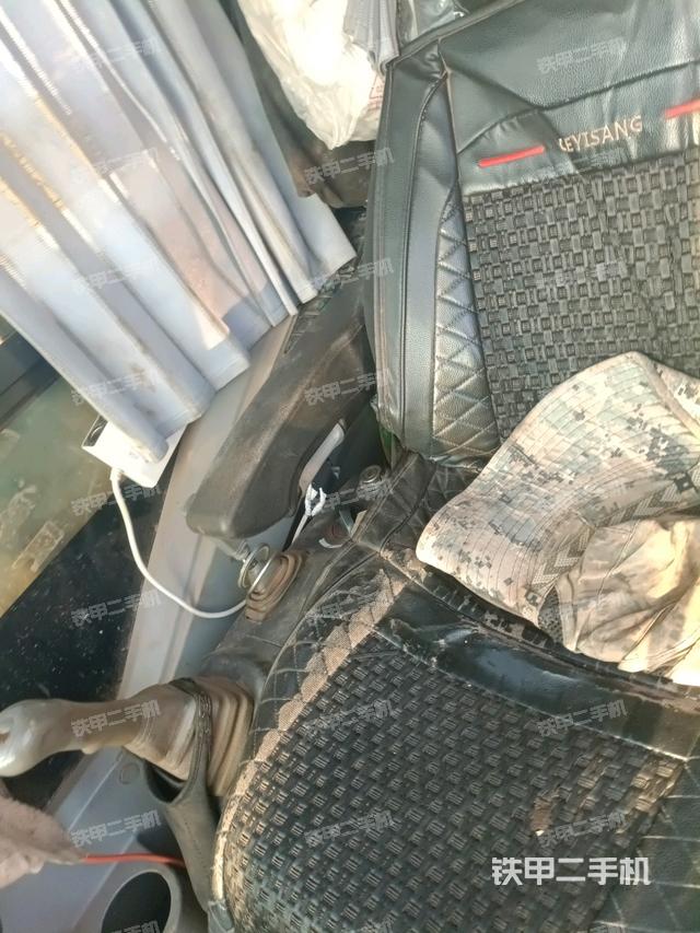 座椅右側(cè)控制臺(tái)/鑰匙門(mén)/油門(mén)/含右手柄（駕駛室部分）