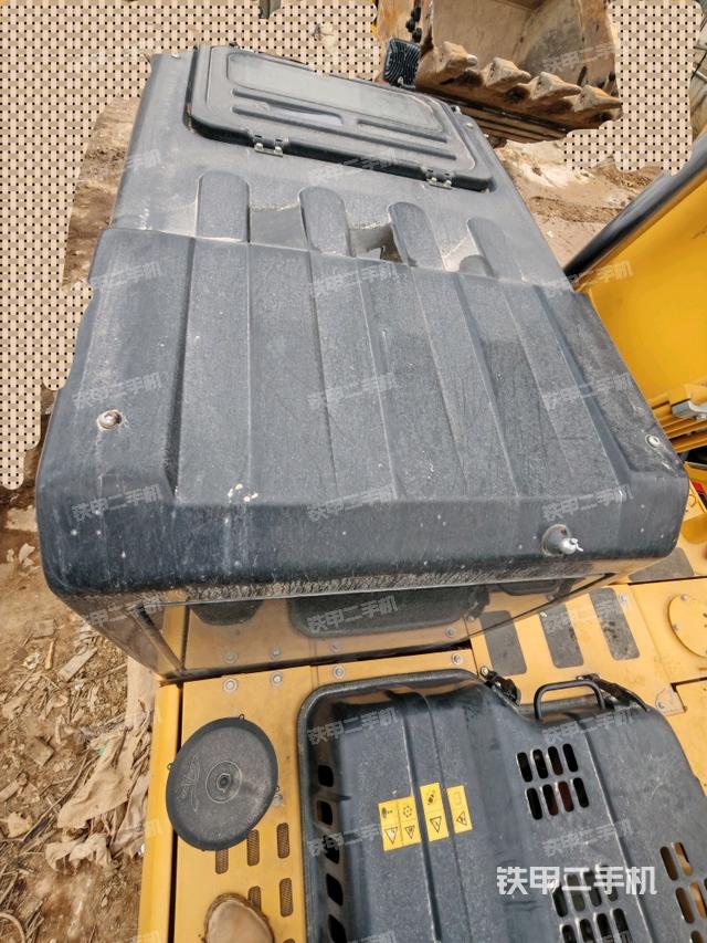 駕駛室頂部(整機(jī)外觀) 駕駛室頂部(整機(jī)外觀)