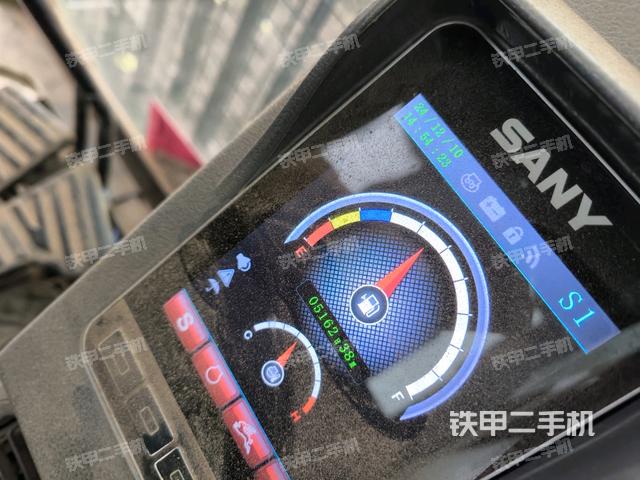 行走控制手柄和踏板?俯拍（駕駛室部分）