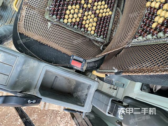 行走控制手柄和踏板?俯拍（駕駛室部分）