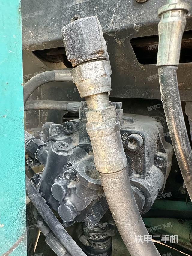 液壓泵艙室正面整體(整機外觀) 液壓泵艙室正面整體(整機外觀)