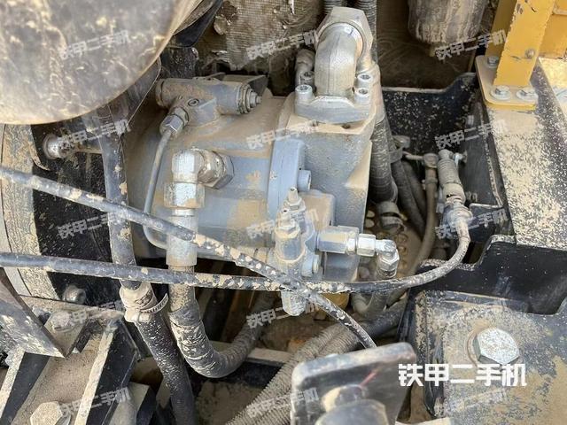 液壓泵艙室正面整體(整機外觀) 液壓泵艙室正面整體(整機外觀)