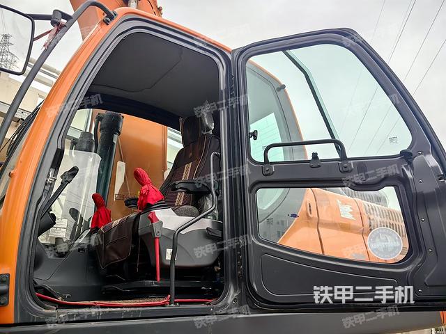 駕駛室整體(整機(jī)外觀) 駕駛室整體(整機(jī)外觀)
