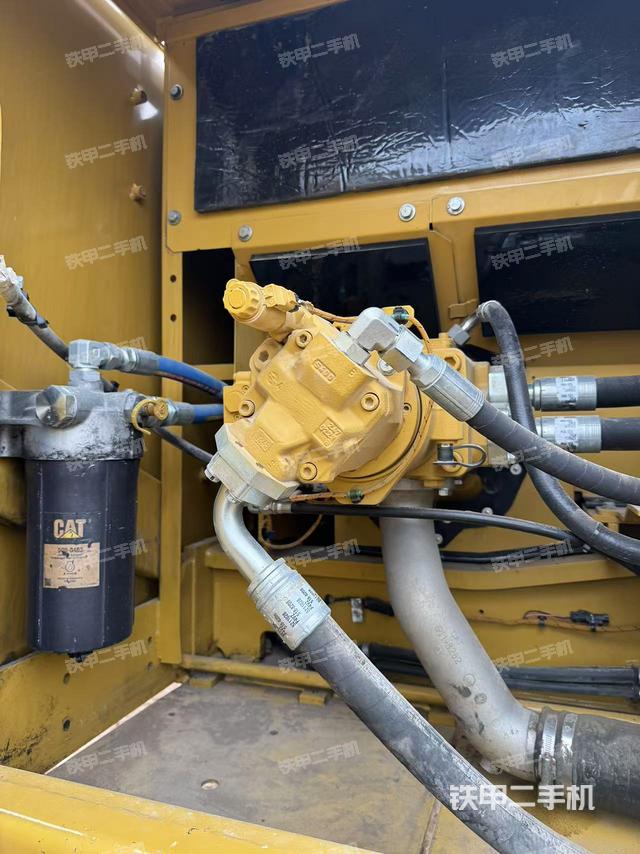 液壓泵艙室正面整體（整機外觀）