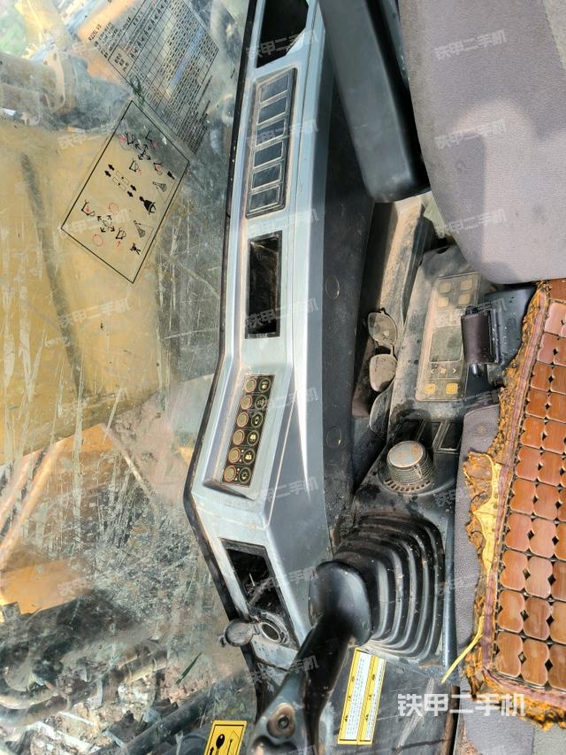 座椅右側(cè)控制臺(tái)/鑰匙門(mén)/油門(mén)/含右手柄（駕駛室部分）