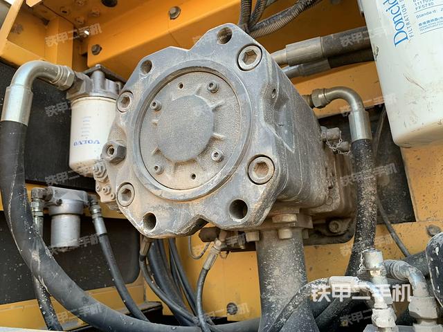 液壓泵艙室正面整體（整機(jī)外觀）