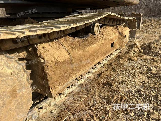單側(cè)履帶整體(整機(jī)外觀) 單側(cè)履帶整體(整機(jī)外觀)
