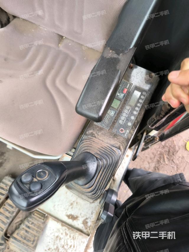 座椅右側(cè)控制臺(tái)/鑰匙門(mén)/油門(mén)/含右手柄（駕駛室部分）
