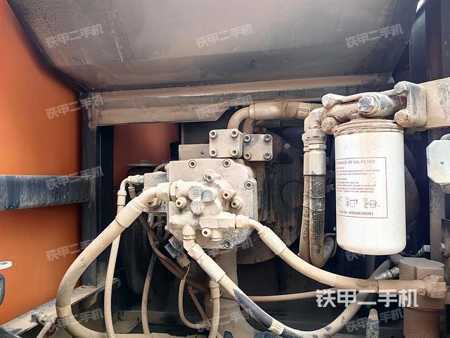 液壓泵艙室正面整體(整機(jī)外觀) 液壓泵艙室正面整體(整機(jī)外觀)