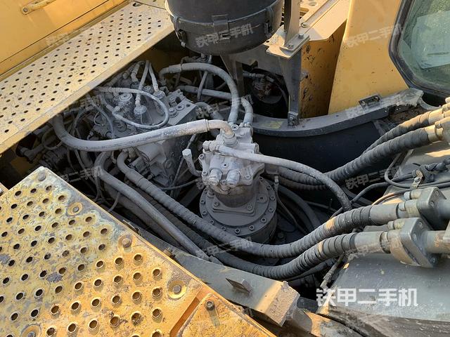 回轉(zhuǎn)馬達(dá)和主控閥（整機(jī)外觀）