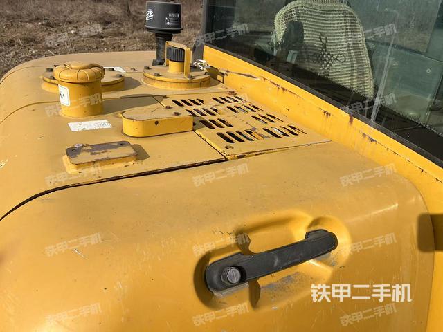 駕駛室頂部(整機(jī)外觀) 駕駛室頂部(整機(jī)外觀)
