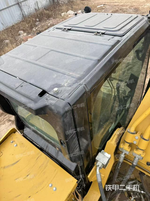 駕駛室頂部（整機外觀）