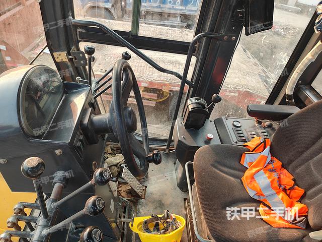 駕駛室操作臺(設備外觀及核心部件) 駕駛室操作臺(設備外觀及核心部件)