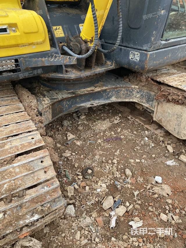 轉(zhuǎn)盤(pán)和下車架正前（工作和回轉(zhuǎn)裝置）