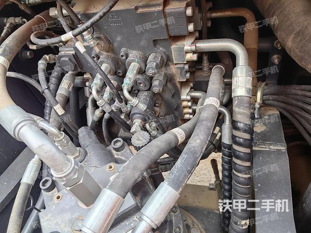 回轉(zhuǎn)馬達(dá)和主控閥(整機(jī)外觀) 回轉(zhuǎn)馬達(dá)和主控閥(整機(jī)外觀)