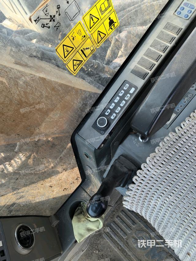 座椅右側(cè)控制臺(tái)/鑰匙門/油門/含右手柄（駕駛室部分）