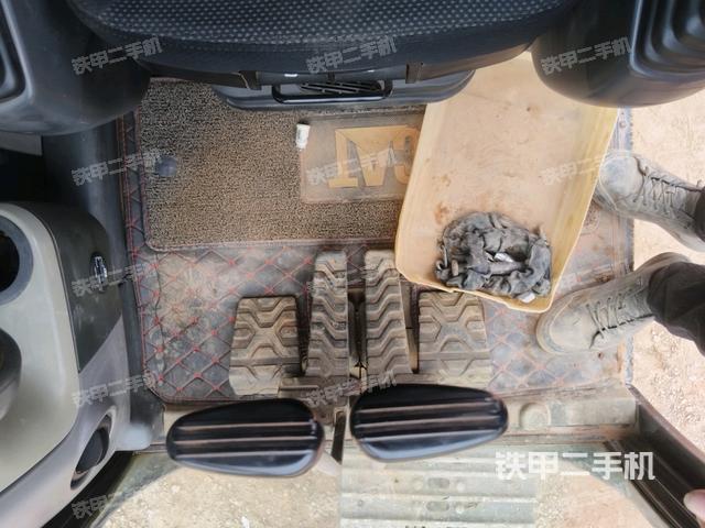 行走控制手柄和踏板?俯拍（駕駛室部分）