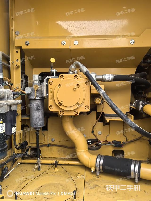 液壓泵艙室正面整體(整機(jī)外觀) 液壓泵艙室正面整體(整機(jī)外觀)