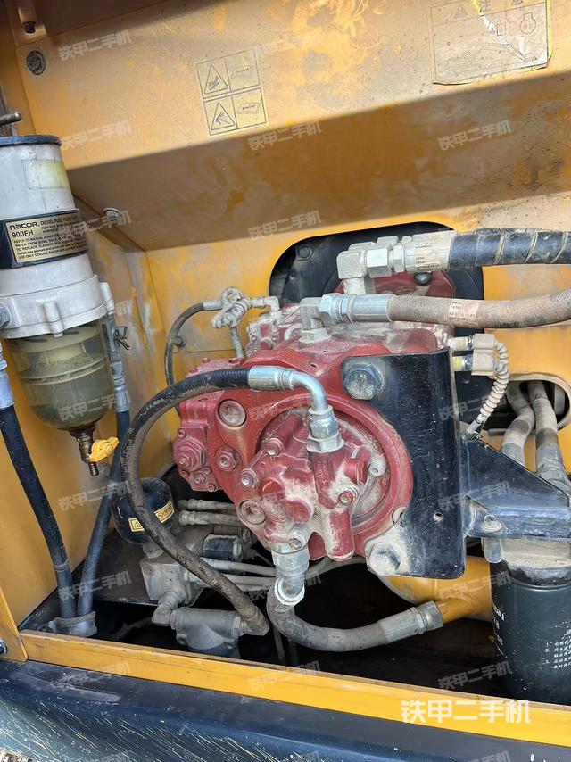 液壓泵艙室正面整體(整機(jī)外觀) 液壓泵艙室正面整體(整機(jī)外觀)