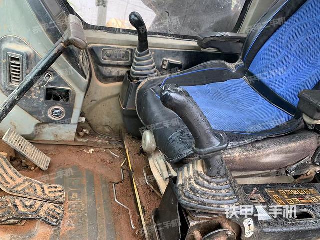 駕駛室整體(整機(jī)外觀) 駕駛室整體(整機(jī)外觀)