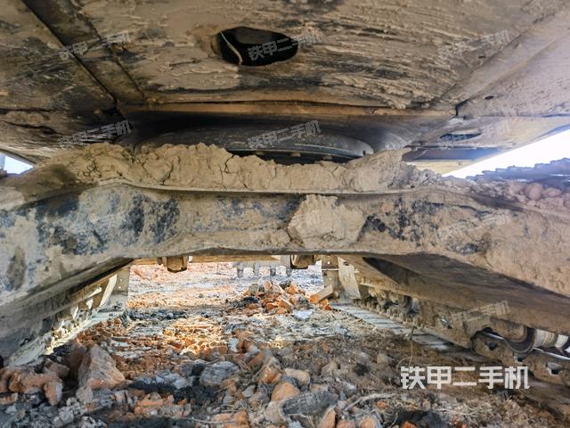 轉(zhuǎn)盤(pán)和下車架正前(工作和回轉(zhuǎn)裝置) 轉(zhuǎn)盤(pán)和下車架正前(工作和回轉(zhuǎn)裝置)