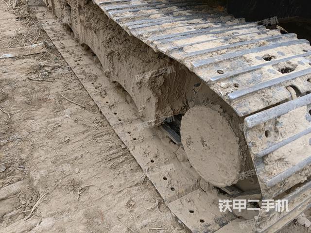 單側(cè)履帶整體(整機外觀) 單側(cè)履帶整體(整機外觀)