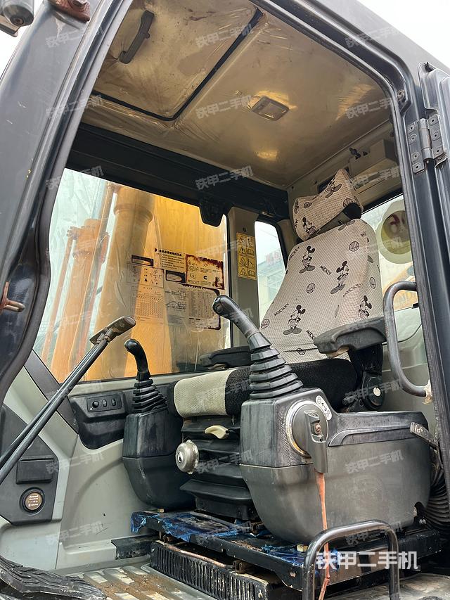 駕駛室整體(整機(jī)外觀) 駕駛室整體(整機(jī)外觀)
