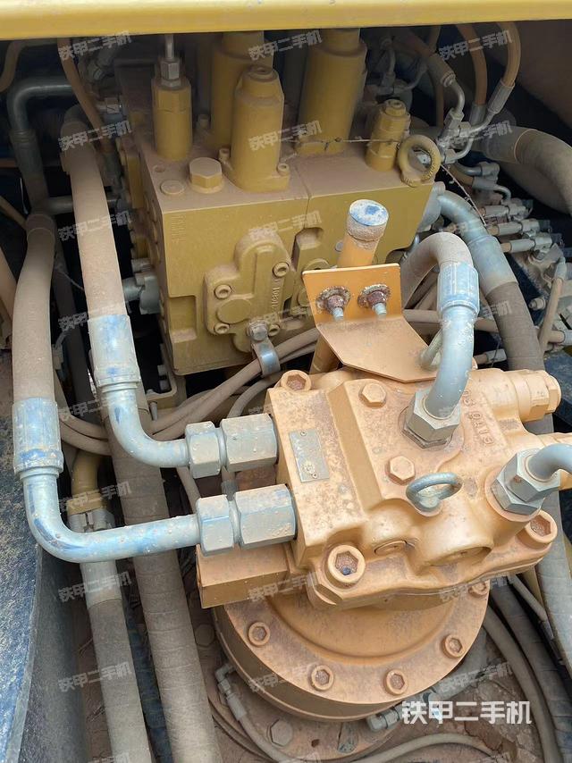 回轉(zhuǎn)馬達(dá)和主控閥（整機(jī)外觀）