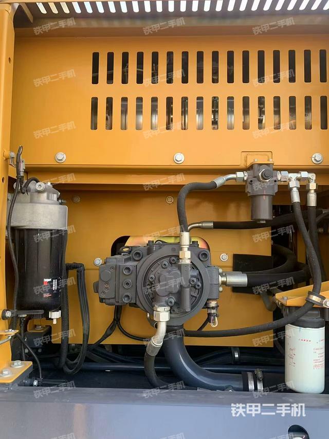 液壓泵艙室正面整體(整機(jī)外觀) 液壓泵艙室正面整體(整機(jī)外觀)
