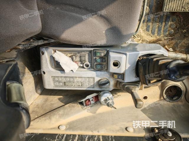 座椅右側(cè)控制臺(tái)/鑰匙門(mén)/油門(mén)/含右手柄（駕駛室部分）