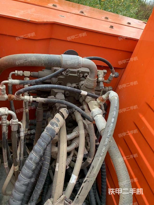 回转马达和主控阀(整机外观) 回转马达和主控阀(整机外观)