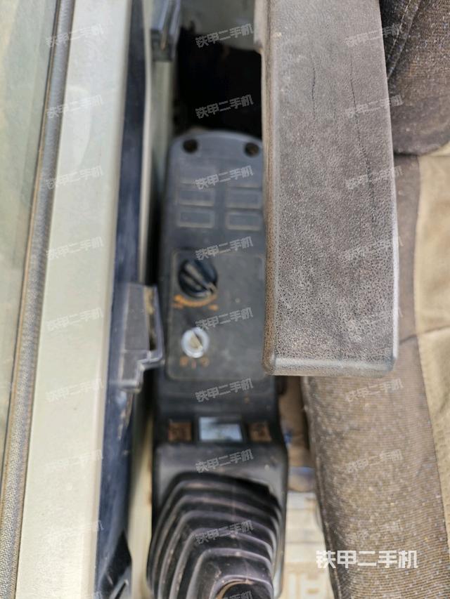 座椅右側(cè)控制臺/鑰匙門/油門/含右手柄（駕駛室部分）