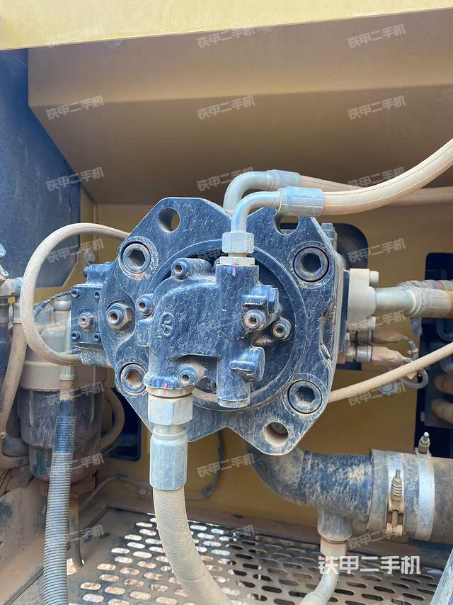 液壓泵艙室正面整體（整機(jī)外觀）