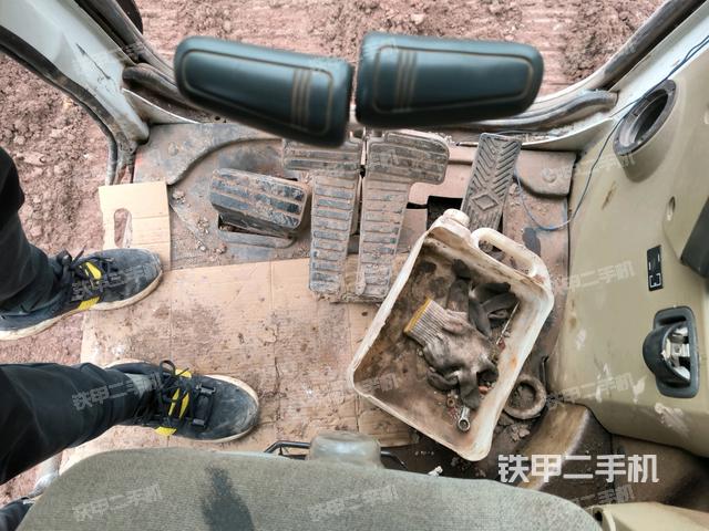 行走控制手柄和踏板?俯拍(駕駛室部分) 行走控制手柄和踏板?俯拍(駕駛室部分)