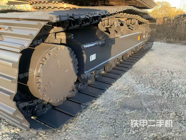 單側(cè)履帶整體(整機(jī)外觀) 單側(cè)履帶整體(整機(jī)外觀)