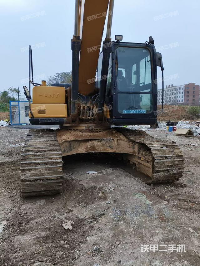 大臂油缸整体 竖拍(工作和回转装置) 大臂油缸整体 竖拍(工作和回转装置)