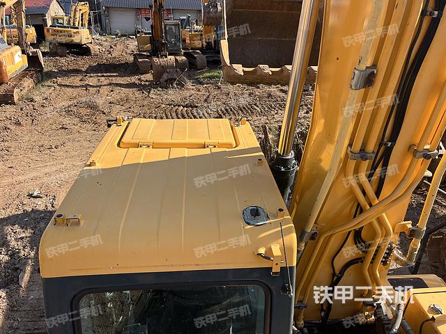 駕駛室頂部(整機(jī)外觀) 駕駛室頂部(整機(jī)外觀)