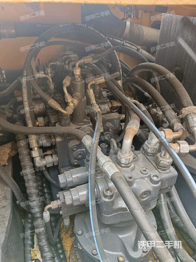 回轉(zhuǎn)馬達和主控閥(整機外觀) 回轉(zhuǎn)馬達和主控閥(整機外觀)