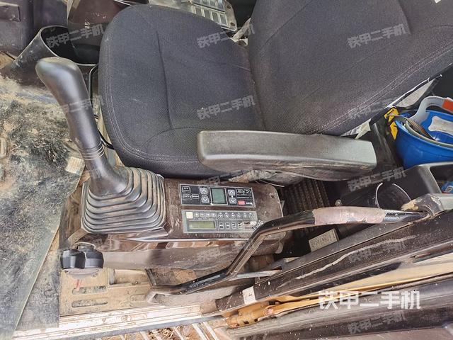 座椅左侧控制台/音响/含左手柄(驾驶室部分) 座椅左侧控制台/音响/含左手柄(驾驶室部分)