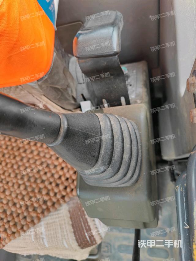 座椅右側(cè)控制臺/鑰匙門/油門/含右手柄（駕駛室部分）