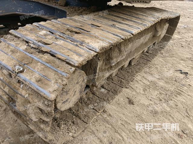 單側(cè)履帶整體(整機外觀) 單側(cè)履帶整體(整機外觀)