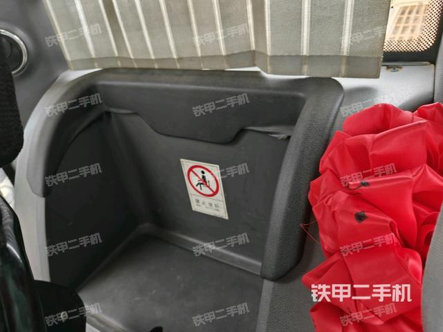 行走控制手柄和踏板?俯拍（駕駛室部分）