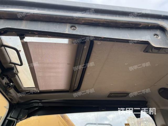 行走控制手柄和踏板?俯拍（駕駛室部分）