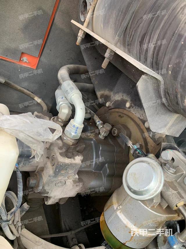 液压泵舱室正面整体(整机外观) 液压泵舱室正面整体(整机外观)