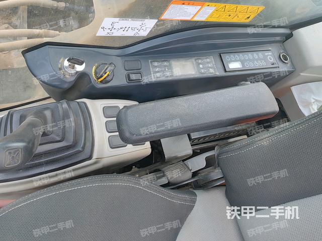 座椅右側(cè)控制臺(tái)/鑰匙門(mén)/油門(mén)/含右手柄(駕駛室部分) 座椅右側(cè)控制臺(tái)/鑰匙門(mén)/油門(mén)/含右手柄(駕駛室部分)