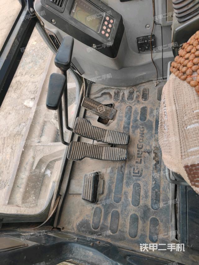 行走控制手柄和踏板?俯拍（駕駛室部分）