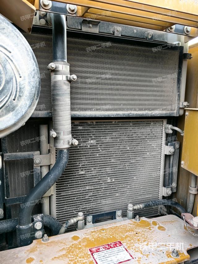 散熱器正面(大件艙室) 散熱器正面(大件艙室)