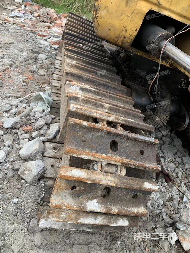 單側(cè)履帶整體(整機(jī)外觀) 單側(cè)履帶整體(整機(jī)外觀)